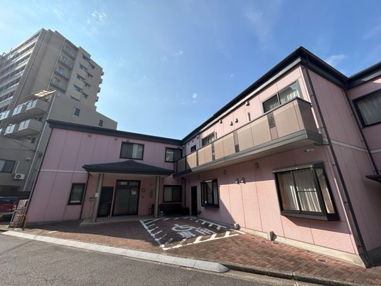 温かなピンクの外観