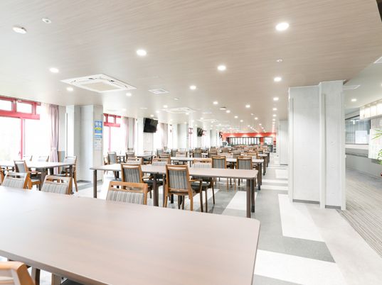 広々とした食堂空間