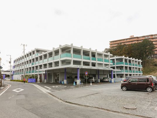 青と白色の建物外観