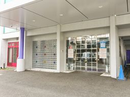 明るいエントランス外観