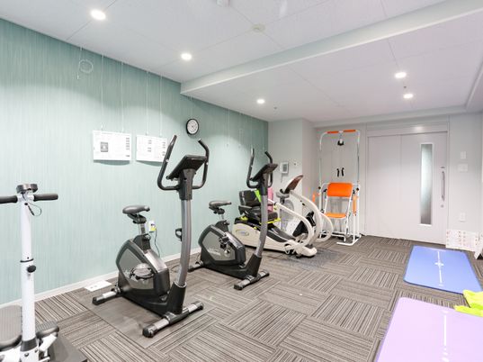 運動設備の整った部屋