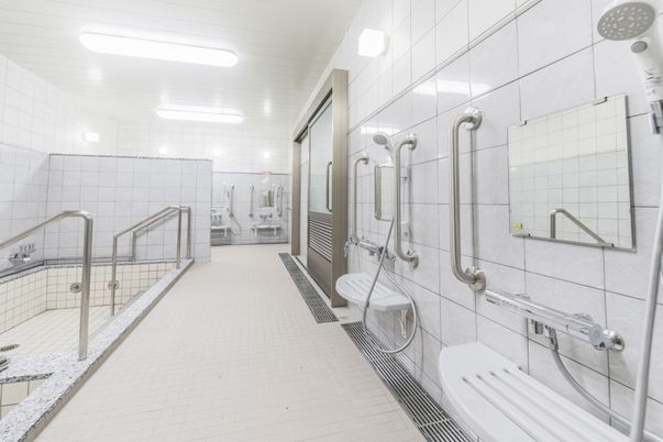 整備された明るい浴室スペース