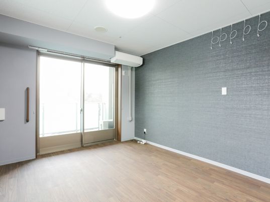 居室とバルコニーの明るい空間