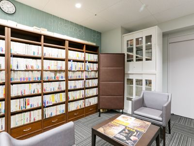 読書スペースの充実したラウンジ