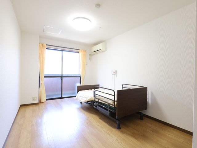 明るい個室居室 居室 広々として明るい個室です。個々のプライバシーが守られる落ち着いた空間をご提供しています。