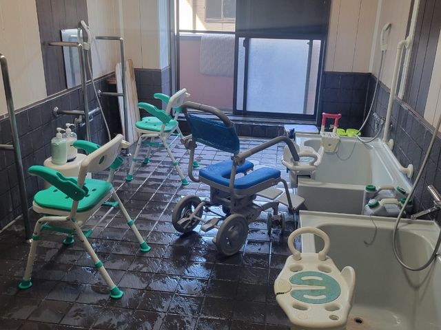 シンプルな浴室設備 大浴場 清潔感溢れる浴室で、利用者の心地よいバスタイムを支援します。安全に配慮された設計でゆったりとお過ごしいただけます。