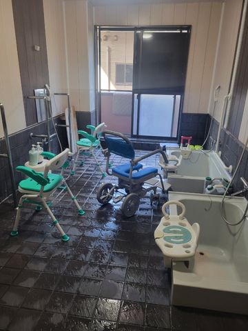 シンプルな浴室設備 大浴場 清潔感溢れる浴室で、利用者の心地よいバスタイムを支援します。安全に配慮された設計でゆったりとお過ごしいただけます。