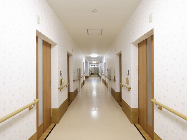 廊下の明るいイメージ 廊下 清潔で広々とした廊下が続く、落ち着いた雰囲気の空間です。手すりも整備されており、どなたにも安心してお使いいただけます。