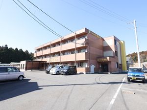 落ち着いた色の建物外観