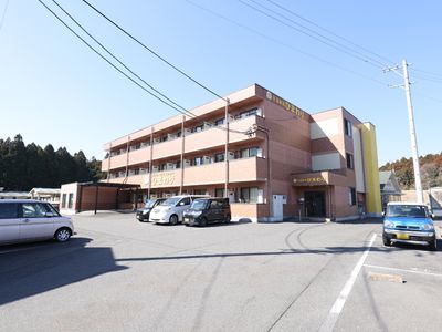 落ち着いた色の建物外観