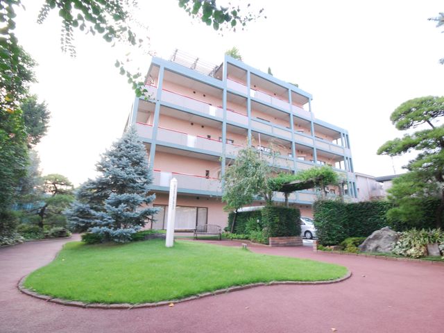 緑に囲まれた外観  