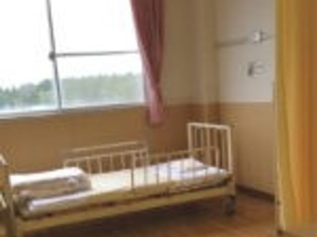 ベッドと窓のある居室 居室 窓から自然光が差し込む居室です。ベッドも備え付けで、落ち着いた環境で過ごせます。