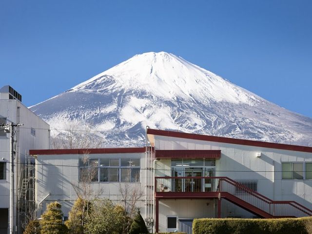 雪山と建物の外観 外観 富士山を背景にした施設の外観です。自然豊かな環境で働きたい方に最適です。