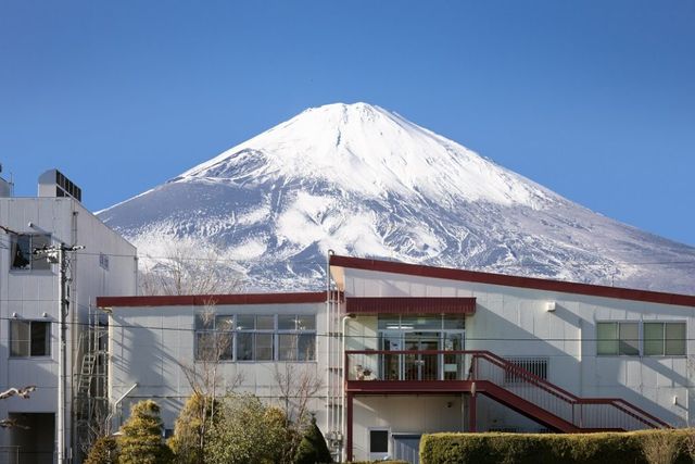 雪山と建物の外観