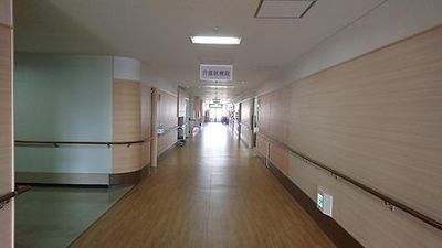 長い廊下と手すりの廊下