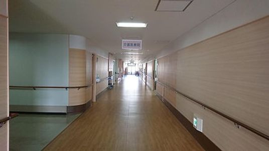 長い廊下と手すりの廊下