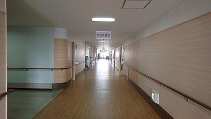 長い廊下と手すりの廊下