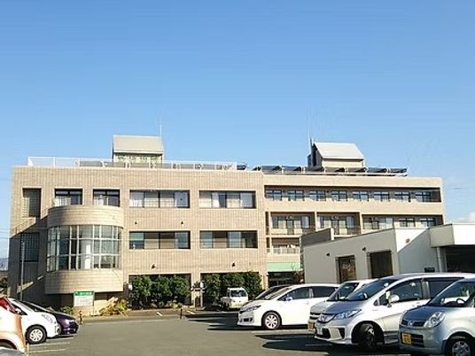 施設外観と駐車場  