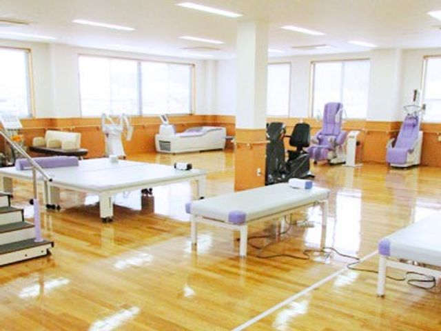 明るい機能訓練室 機能訓練室   大きな窓から自然光が差し込む、明るく開放的な機能訓練室です。ベッドや訓練機器が並び、ゆったり使えそうです。