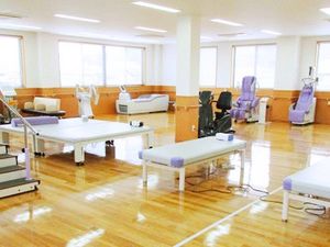 明るい機能訓練室  