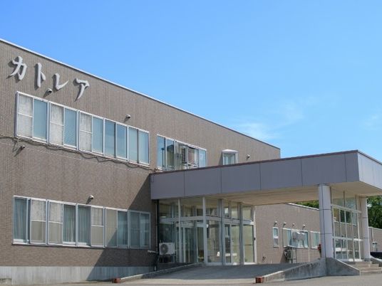 明るい外観の施設  