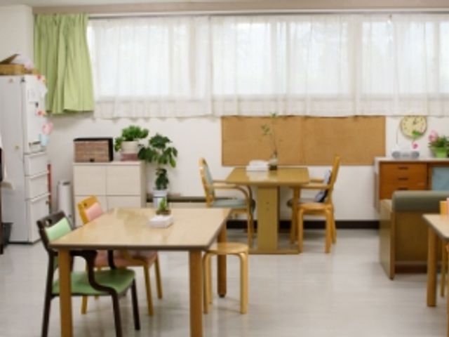 自然光あふれる食堂 食堂 自然光がたっぷりと差し込む明るい空間の食堂です。ゆったりとした時間を過ごせそうです。