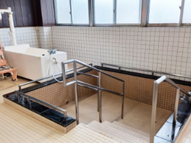 使いやすい浴室 浴室 広々とした明るい空間で、手すりが設置され安全に配慮されています。快適にご利用いただけます。