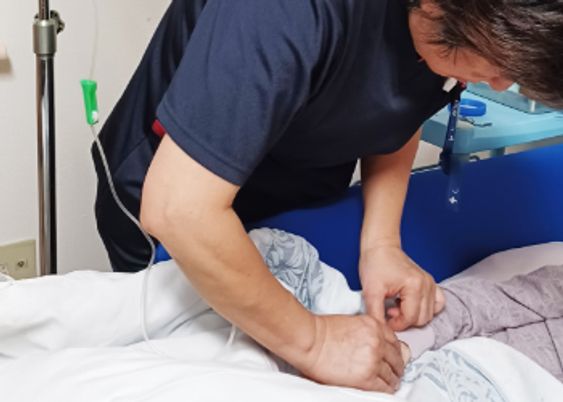 スタッフ作業中の居室