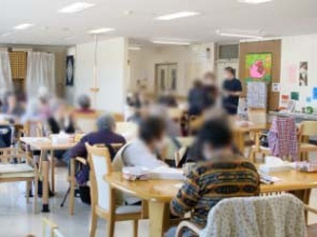広々とした共有スペース ラウンジ 自然光が差し込む明るいスペースで、入居者が交流を楽しんでいます。リラックスした雰囲気です。