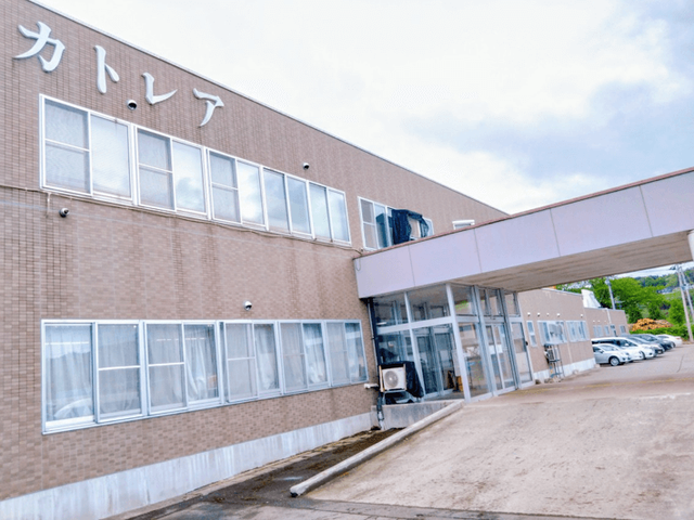車寄せのある施設外観 外観 広々とした車寄せがあるので、送迎時も安心です。大きな窓から自然光が差し込みます。
