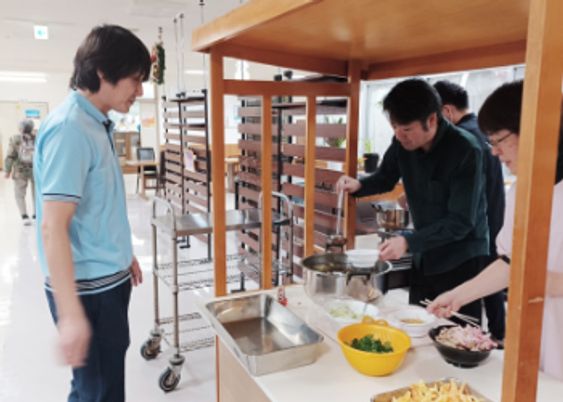 調理をするスタッフの様子