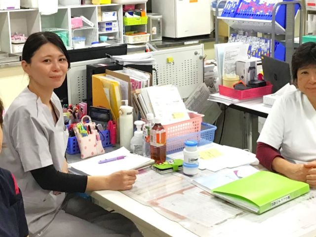 職員が集まる休憩室 休憩室 和やかな雰囲気の中、職員が打ち合わせを行っています。リラックスした休憩の時間です。