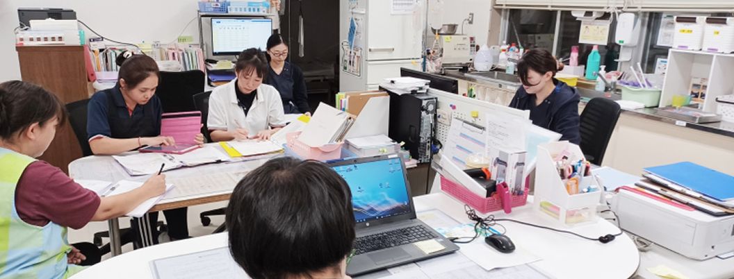 スタッフが働く様子の事務室