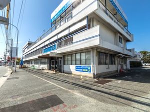 広い建物の外観