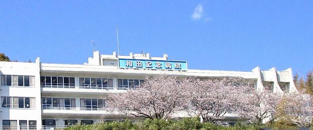 桜が咲く建物の外観 外観   満開の桜と共に誇らしげな存在感を放つ建物です。明るく開放的な雰囲気が魅力的です。
