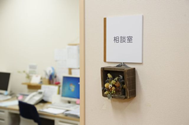 事務用スペースの相談室 多目的室 相談ができる落ち着いた雰囲気の室内です。デスクやコンピュータが整備されています。