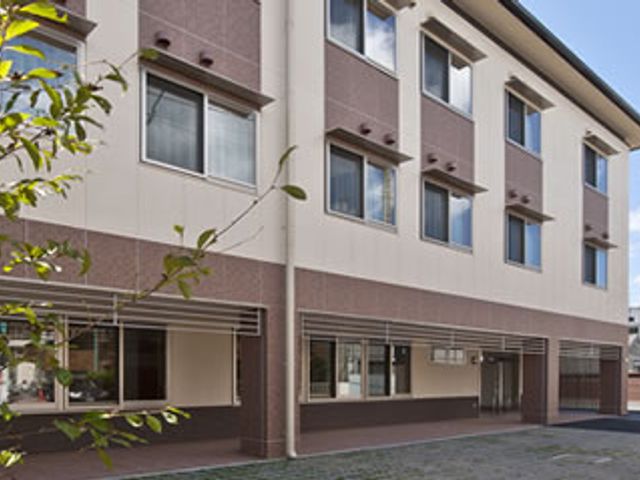 3階建ての建物外観 外観 自然に囲まれた3階建ての建物です。明るく快適な環境で、周囲の景観が楽しめます。
