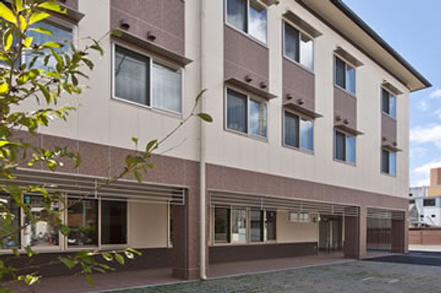 3階建ての建物外観 外観 自然に囲まれた3階建ての建物です。明るく快適な環境で、周囲の景観が楽しめます。