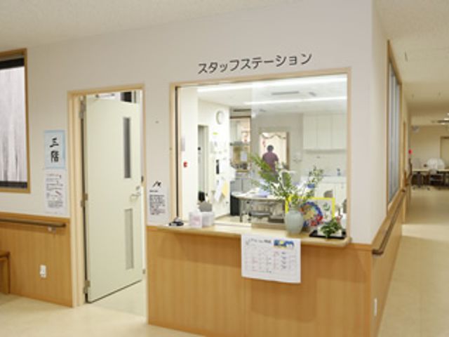 スタッフステーション 廊下 スタッフステーションが見える廊下です。丁寧な対応で安心して働ける環境です。