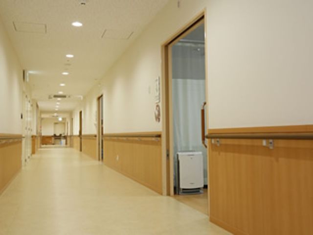 手すりのある廊下 廊下 手すりが設置された安全な廊下です。清潔感のある空間で、移動がしやすくなっています。