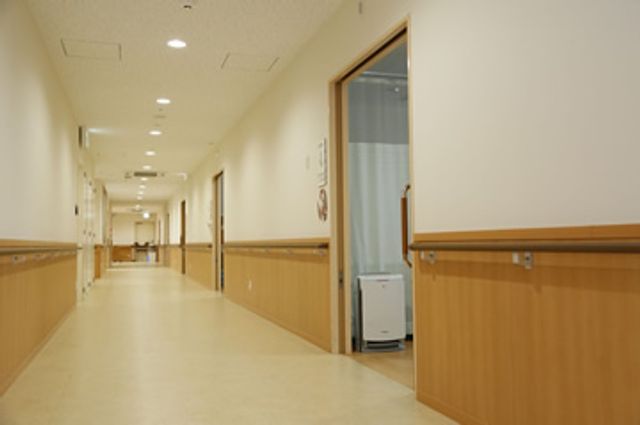 手すりのある廊下 廊下 手すりが設置された安全な廊下です。清潔感のある空間で、移動がしやすくなっています。