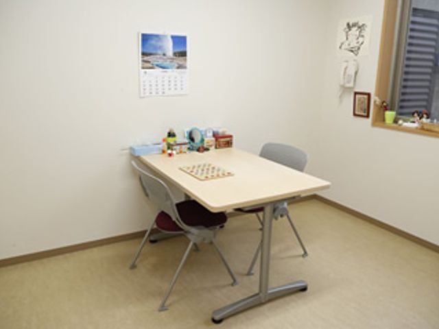 個室のインテリア 居室 明るい個室には机と椅子が配置され、プライベートな時間を充実させられます。作業や談話に最適な空間です。