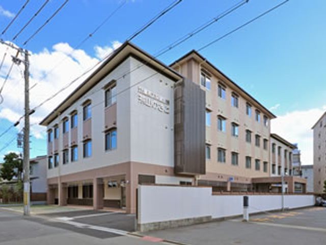 広々とした外観 外観 青空の下に建つ、広々とした施設の外観です。周囲には落ち着いた街並みが広がっています。