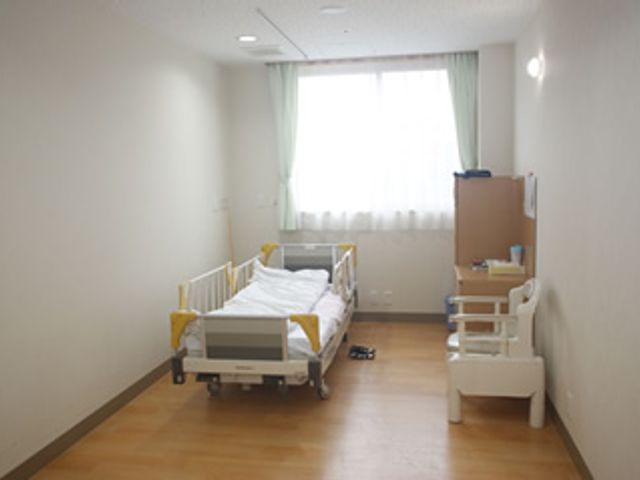 自然光が入る部屋 居室 明るい日差しが差し込む居室です。清潔で穏やかな環境で、快適に過ごせます。