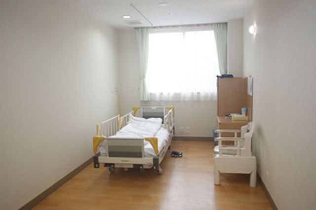 自然光が入る部屋 居室 明るい日差しが差し込む居室です。清潔で穏やかな環境で、快適に過ごせます。
