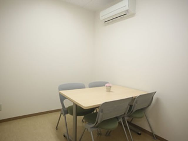 静かな面談室の座席 多目的室   落ち着いた雰囲気で、会話に集中できる空間です。エアコン完備で快適に過ごせます。