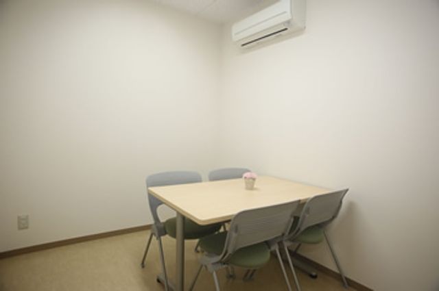 静かな面談室の座席 多目的室   落ち着いた雰囲気で、会話に集中できる空間です。エアコン完備で快適に過ごせます。