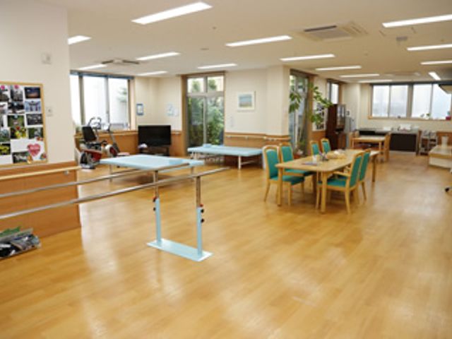 機能訓練室の明るい室内 機能訓練室 広々とした明るい空間で、機能訓練に最適な環境です。自然光が差し込み、快適に過ごせます。