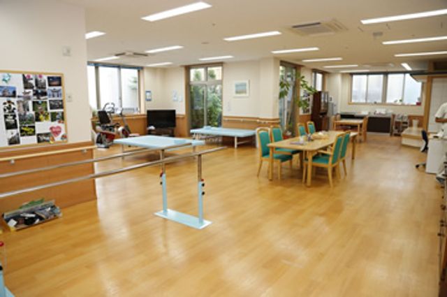 機能訓練室の明るい室内 機能訓練室 広々とした明るい空間で、機能訓練に最適な環境です。自然光が差し込み、快適に過ごせます。