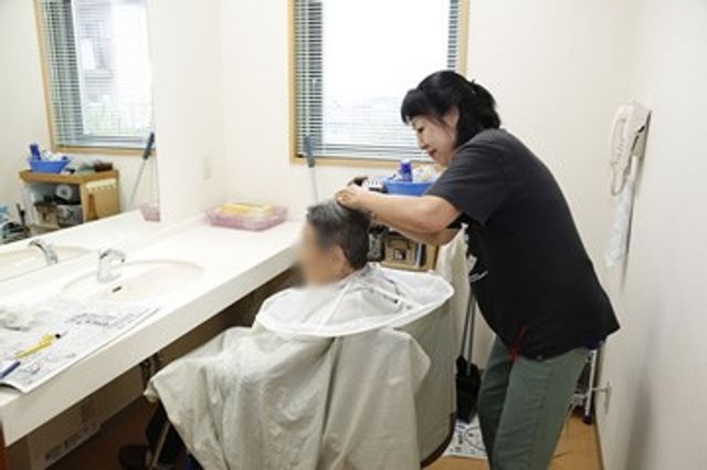 理美容室での施術 理美容室 自然光が差し込む明るい理美容室で、リラックスしてケアを受けることができます。